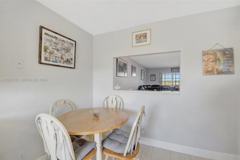 Condo in Sunrise, Florida, 2 bedrooms № 2186084 - photo 11