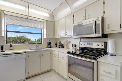 Condo in Sunrise, Florida, 2 bedrooms № 2186084 - photo 9