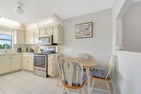 Condo in Sunrise, Florida, 2 bedrooms № 2186084 - photo 12