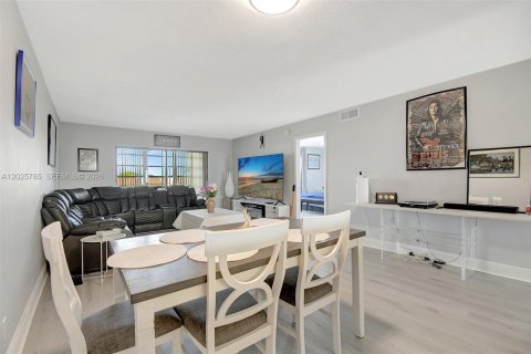 Condo in Sunrise, Florida, 2 bedrooms № 2186084 - photo 5