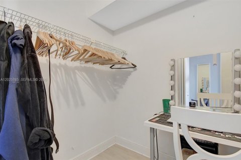 Condo in Sunrise, Florida, 2 bedrooms № 2186084 - photo 18