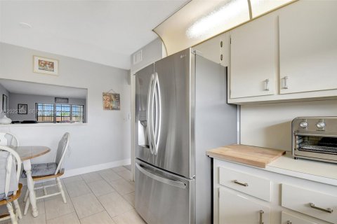 Condo in Sunrise, Florida, 2 bedrooms № 2186084 - photo 10