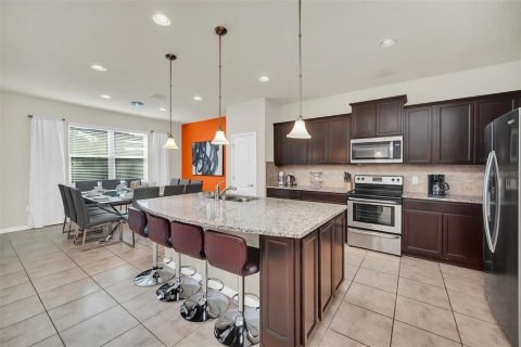 House in Kissimmee, Florida 5 bedrooms, 231.51 sq.m. № 2220637 - photo 12