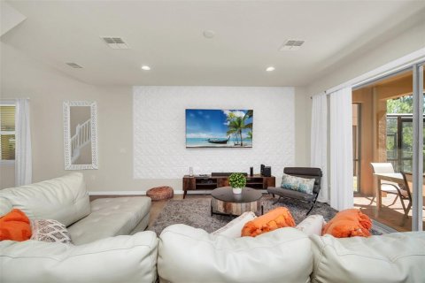 House in Kissimmee, Florida 5 bedrooms, 231.51 sq.m. № 2220637 - photo 8