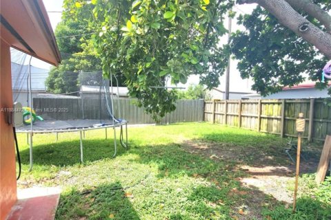 Casa en venta en Hialeah, Florida, 2 dormitorios, 152.27 m2 № 1931155 - foto 15