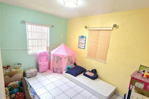 Casa en venta en Hialeah, Florida, 2 dormitorios, 152.27 m2 № 1931155 - foto 11