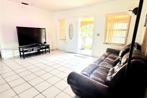 Casa en venta en Hialeah, Florida, 2 dormitorios, 152.27 m2 № 1931155 - foto 3