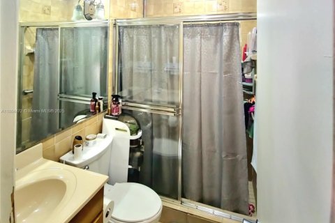 Casa en venta en Hialeah, Florida, 2 dormitorios, 152.27 m2 № 1931155 - foto 10