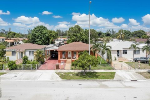 Casa en venta en Hialeah, Florida, 2 dormitorios, 152.27 m2 № 1931155 - foto 1