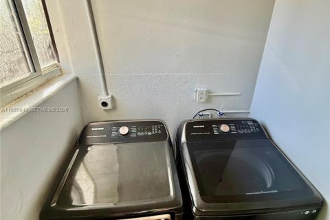 Villa ou maison à louer à Miramar, Floride: 2 chambres, 155.52 m2 № 2027533 - photo 9