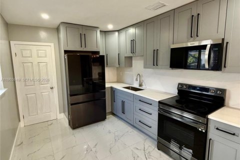 Villa ou maison à louer à Miramar, Floride: 2 chambres, 155.52 m2 № 2027533 - photo 12