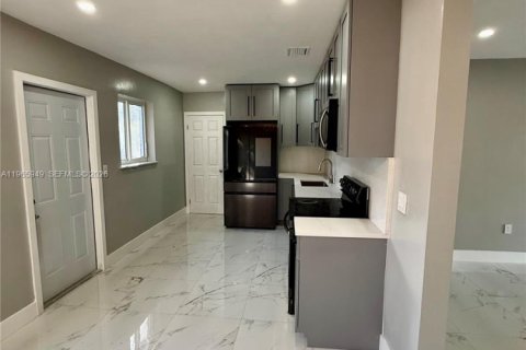 Villa ou maison à louer à Miramar, Floride: 2 chambres, 155.52 m2 № 2027533 - photo 11