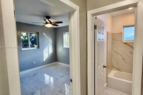 Villa ou maison à louer à Miramar, Floride: 2 chambres, 155.52 m2 № 2027533 - photo 4