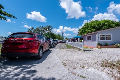 Immobilier commercial à vendre à Miami, Floride: 193.14 m2 № 1969459 - photo 3