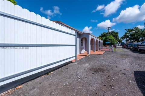 Immobilier commercial à vendre à Miami, Floride: 193.14 m2 № 1969459 - photo 23