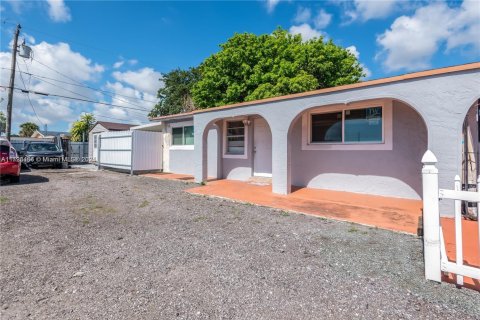 Immobilier commercial à vendre à Miami, Floride: 193.14 m2 № 1969459 - photo 2