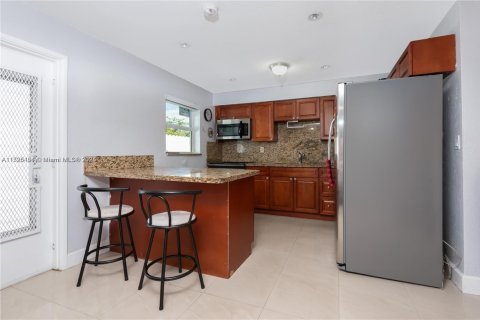 Immobilier commercial à vendre à Miami, Floride: 193.14 m2 № 1969459 - photo 4
