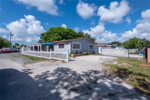 Immobilier commercial à vendre à Miami, Floride: 193.14 m2 № 1969459 - photo 1