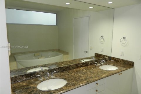 Купить кондоминиум в Санни-Айлс-Бич, Флорида 2 спальни, 147.71м2, № 1971836 - фото 14