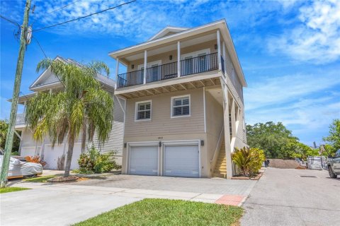 House in Tampa, Florida 4 bedrooms, 233.37 sq.m. № 2197944