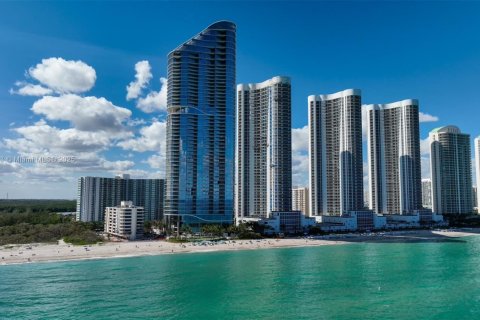 Condominio en venta en Sunny Isles Beach, Florida, 2 dormitorios, 145.95 m2 № 1865517 - foto 2