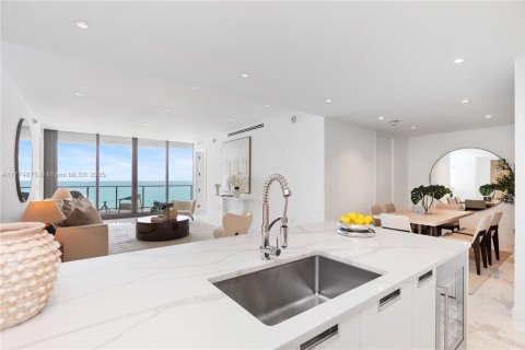 Condo in Sunny Isles Beach, Florida, 2 bedrooms № 1865517 - photo 10