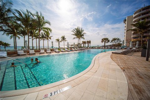 Condominio en venta en Sunny Isles Beach, Florida, 2 dormitorios, 145.95 m2 № 1865517 - foto 25