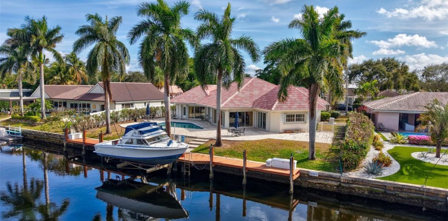 House in Fort Lauderdale, Florida 3 bedrooms, 240.06 sq.m. № 1823470