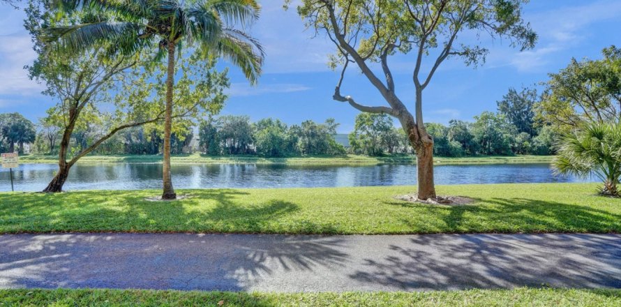 Condominio en Pompano Beach, Florida, 2 dormitorios № 987220