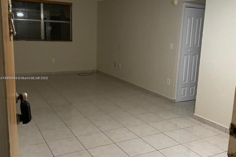 Снять в аренду кондоминиум в Хайалиа, Флорида 2 спальни, 71.53м2, № 1878880 - фото 1