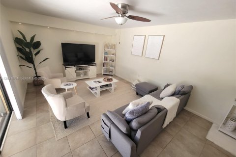 Townhouse in West Palm Beach, Florida 2 bedrooms, 114.83 sq.m. № 2171554 - photo 3