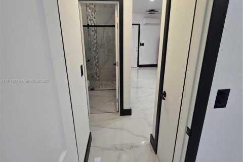 House in Miami, Florida 1 bedroom, 118.82 sq.m. № 1968695 - photo 13