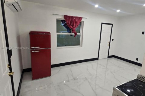 House in Miami, Florida 1 bedroom, 118.82 sq.m. № 1968695 - photo 4