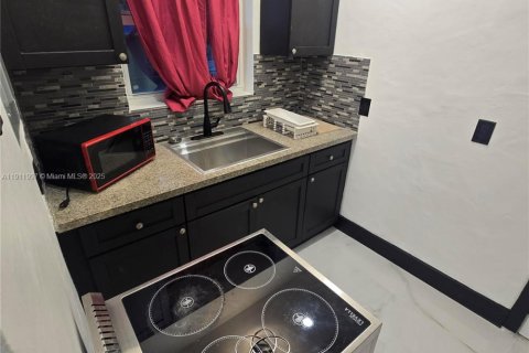 House in Miami, Florida 1 bedroom, 118.82 sq.m. № 1968695 - photo 5