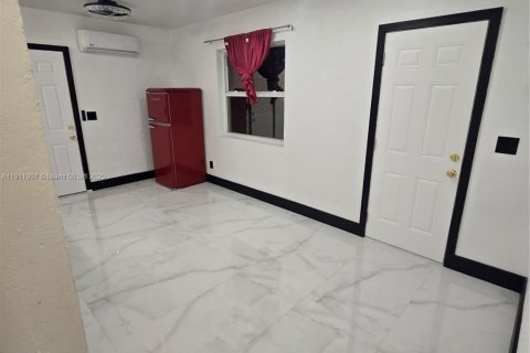 House in Miami, Florida 1 bedroom, 118.82 sq.m. № 1968695 - photo 14