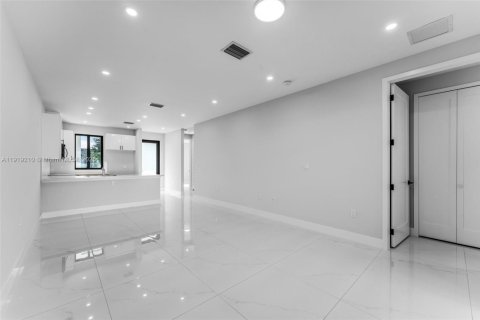 Adosado en venta en Miami, Florida, 3 dormitorios № 1974958 - foto 7