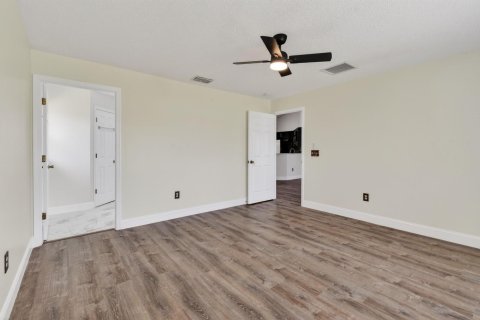 House in Port St. Lucie, Florida 4 bedrooms, 177.91 sq.m. № 2184226 - photo 20
