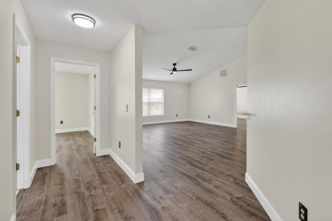 House in Port St. Lucie, Florida 4 bedrooms, 177.91 sq.m. № 2184226 - photo 6