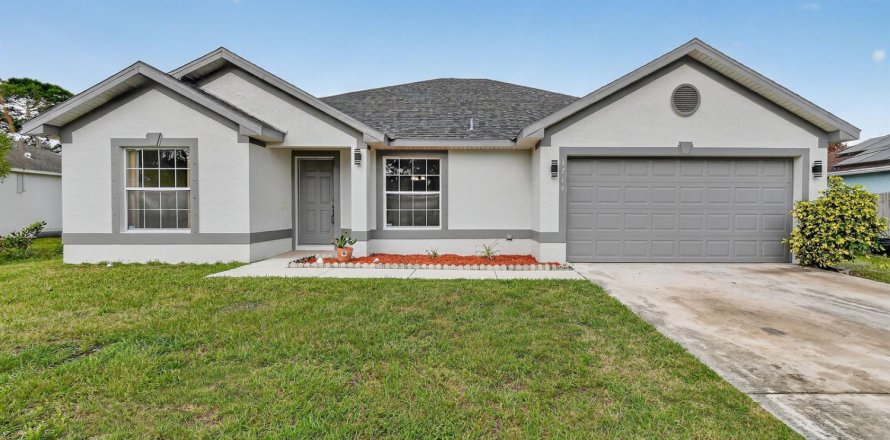 House in Port St. Lucie, Florida 4 bedrooms, 177.91 sq.m. № 2184226