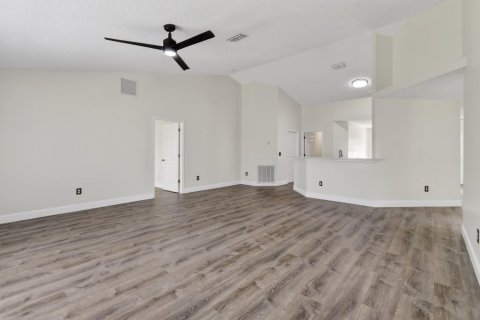 House in Port St. Lucie, Florida 4 bedrooms, 177.91 sq.m. № 2184226 - photo 9