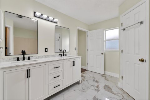House in Port St. Lucie, Florida 4 bedrooms, 177.91 sq.m. № 2184226 - photo 27
