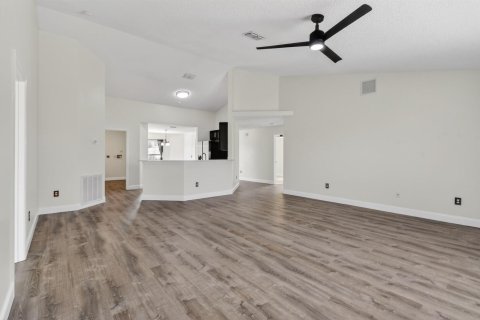 House in Port St. Lucie, Florida 4 bedrooms, 177.91 sq.m. № 2184226 - photo 10
