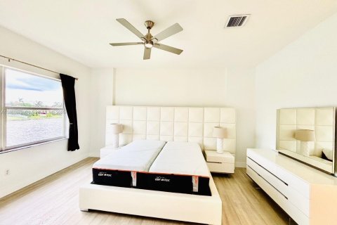 House in Miramar, Florida 4 bedrooms, 285.86 sq.m. № 1889683 - photo 22