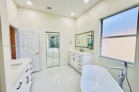 House in Miramar, Florida 4 bedrooms, 285.86 sq.m. № 1889683 - photo 25