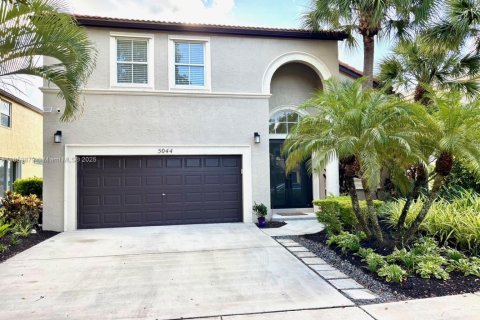 House in Miramar, Florida 4 bedrooms, 285.86 sq.m. № 1889683 - photo 2