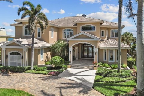 House in Saint Petersburg, Florida 4 bedrooms, 716.28 sq.m. № 1632473 - photo 1