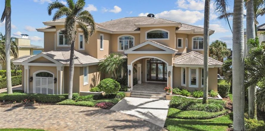 House in Saint Petersburg, Florida 4 bedrooms, 716.28 sq.m. № 1632473