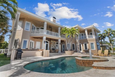 House in Saint Petersburg, Florida 4 bedrooms, 716.28 sq.m. № 1632473 - photo 6