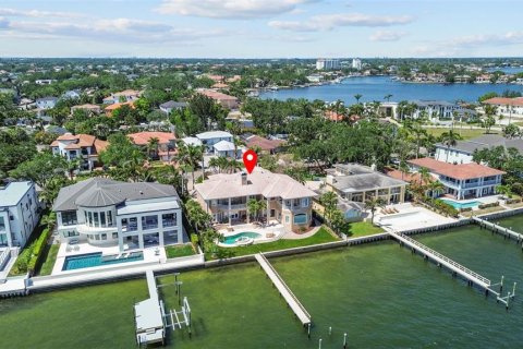 House in Saint Petersburg, Florida 4 bedrooms, 716.28 sq.m. № 1632473 - photo 5