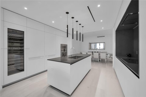 Condo in Miami, Florida, 4 bedrooms  № 1818125 - photo 16
